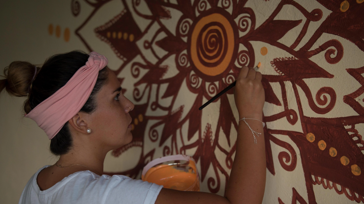 PINTANDO UN MURAL EN SAUCE